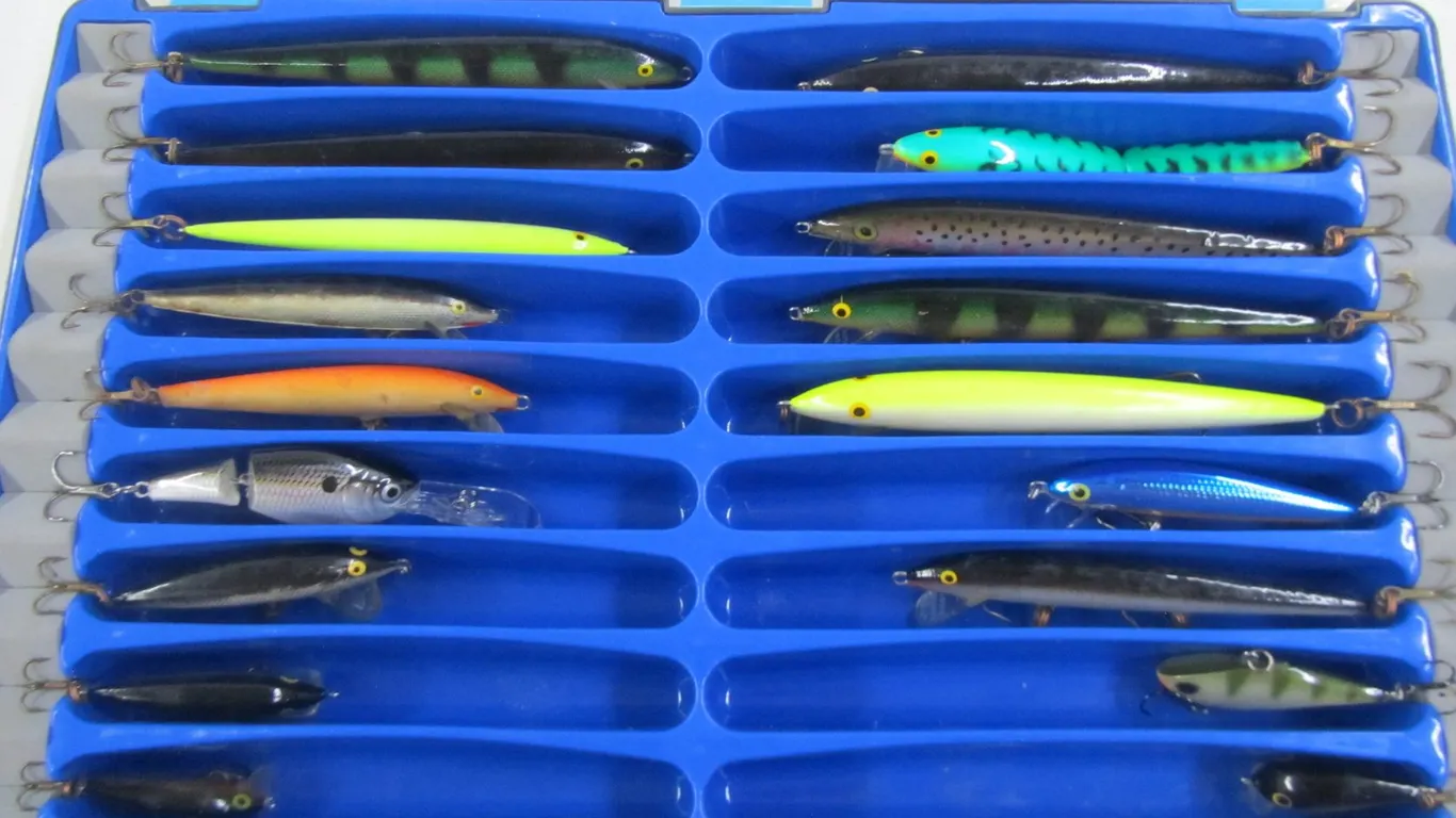 Shimano Lure Case w/(18) Assorted Lures