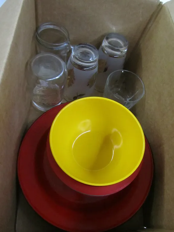 (5) Metal Plates, (4) Plastic Bowls, And (5) Drinking Glasses