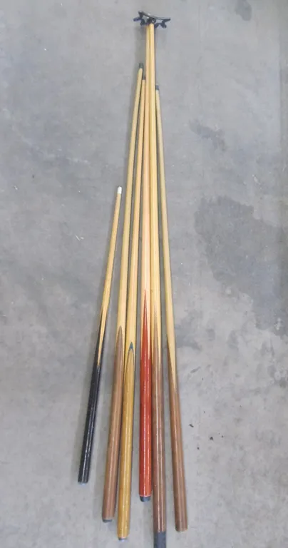 (5) Pool Cues And Aim Assist Cue