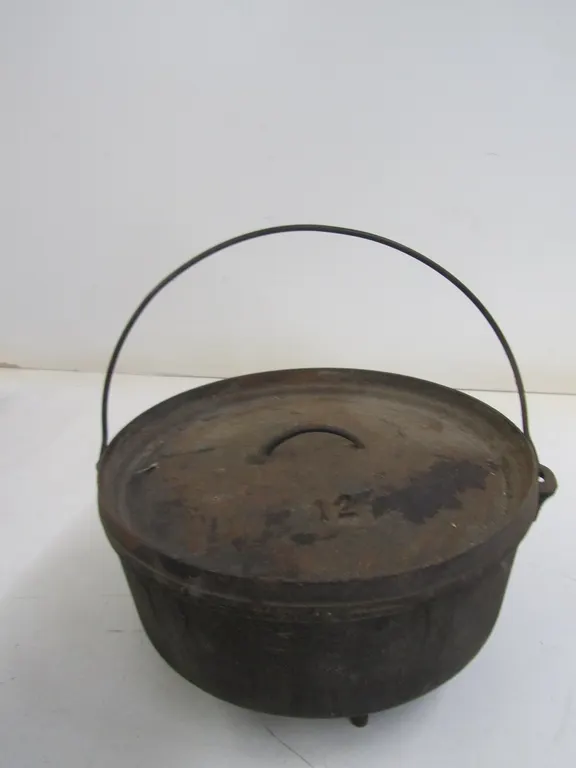 Cast Iron 12" Dutch Oven w/Handle And Lid