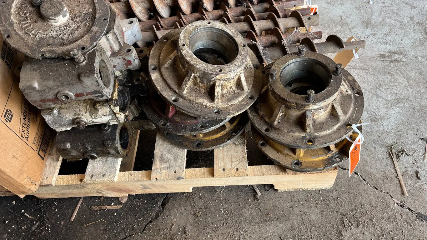 (5) Digger Hubs and (3) Tulsa Winch Boxes