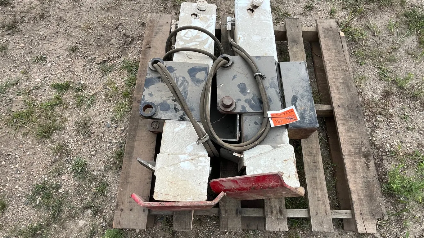 (2) Hydraulic Stabilizer Legs
