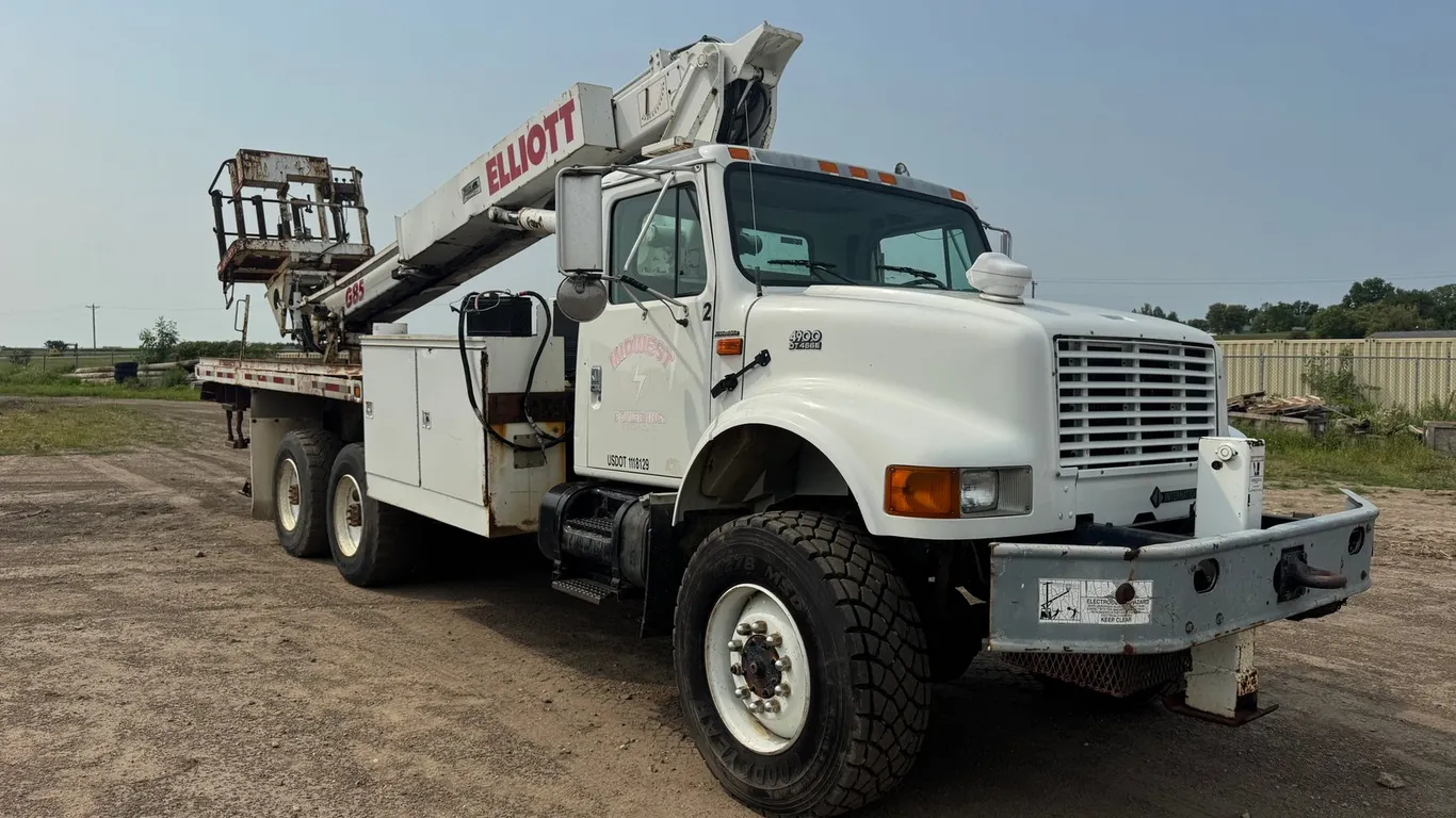 2000 IH 4900 Boom Truck