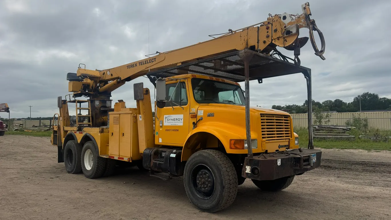 2001 IH 4900 Truck with Terex Telelect Digger Derrick