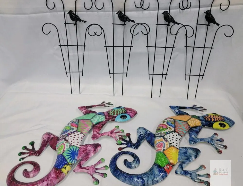 Decorative Metal Garden Art Set – 2 Colorful Gecko Wall Sculptures & 3 Bird-Themed Trellises