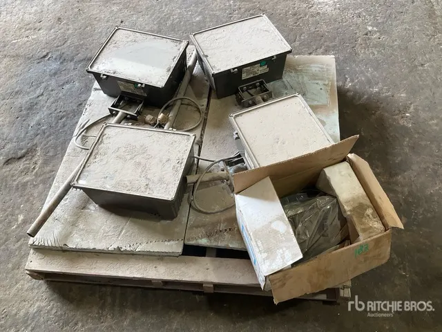 Quantity of (4) Shop Lights
