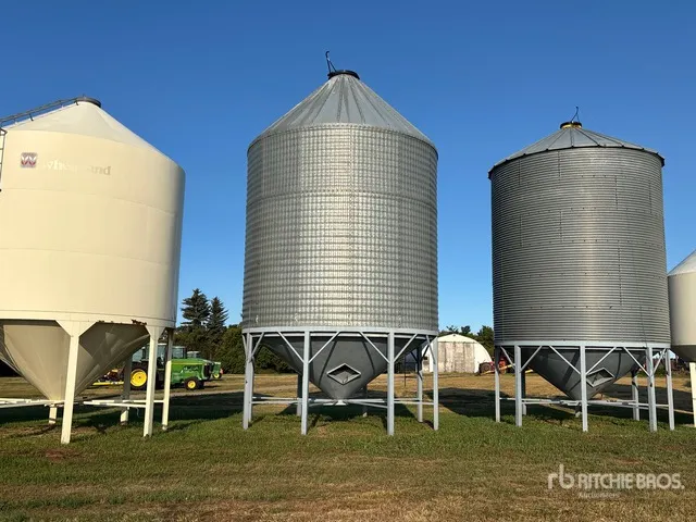 Behlen +/- 3000 bu Hopper Grain Bin