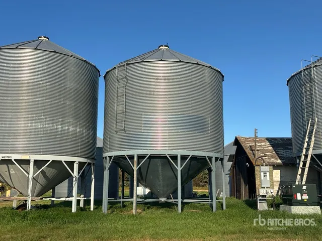 Westeel-Rosco +/- 4000 bu 5 Ring Hopper Grain Bin