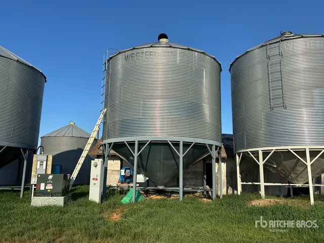 Westeel-Rosco +/- 4000 bu 5 Ring Hopper Grain Bin