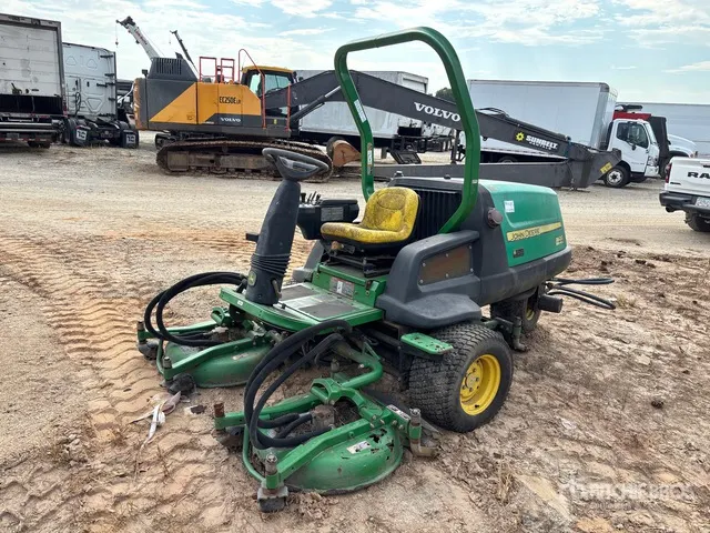 John Deere 7400 4x2 Ride-On Lawn Mower (Inoperable)