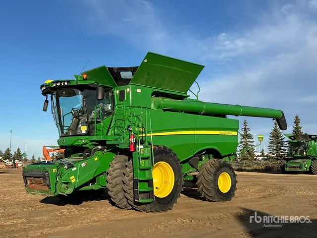 2017 John Deere S690 Combine Harvester
