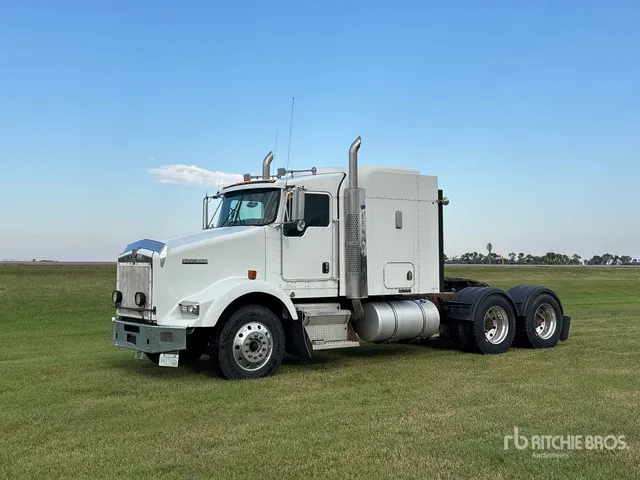 2005 Kenworth T800 6x4 T/A Sleeper Truck Tractor