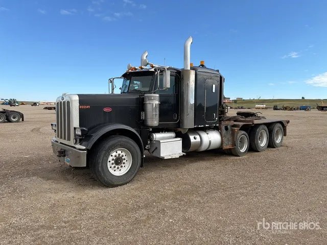 2014 Peterbilt 388 8x4 Sleeper Winch Truck