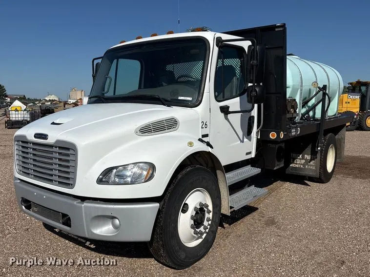 2008 Freightliner Business Class M2 flatbed truck