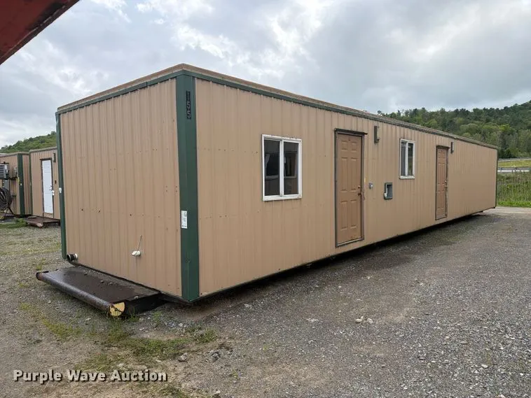 Skid mounted living quarters