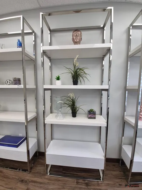 Display Shelving
UNRESERVED
