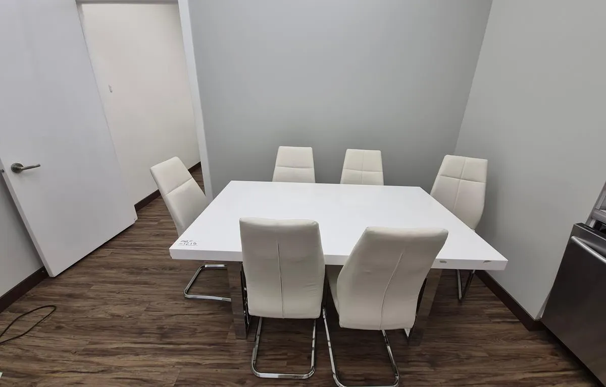 White Conference Table w/ Six Chairs
UNRESERVED