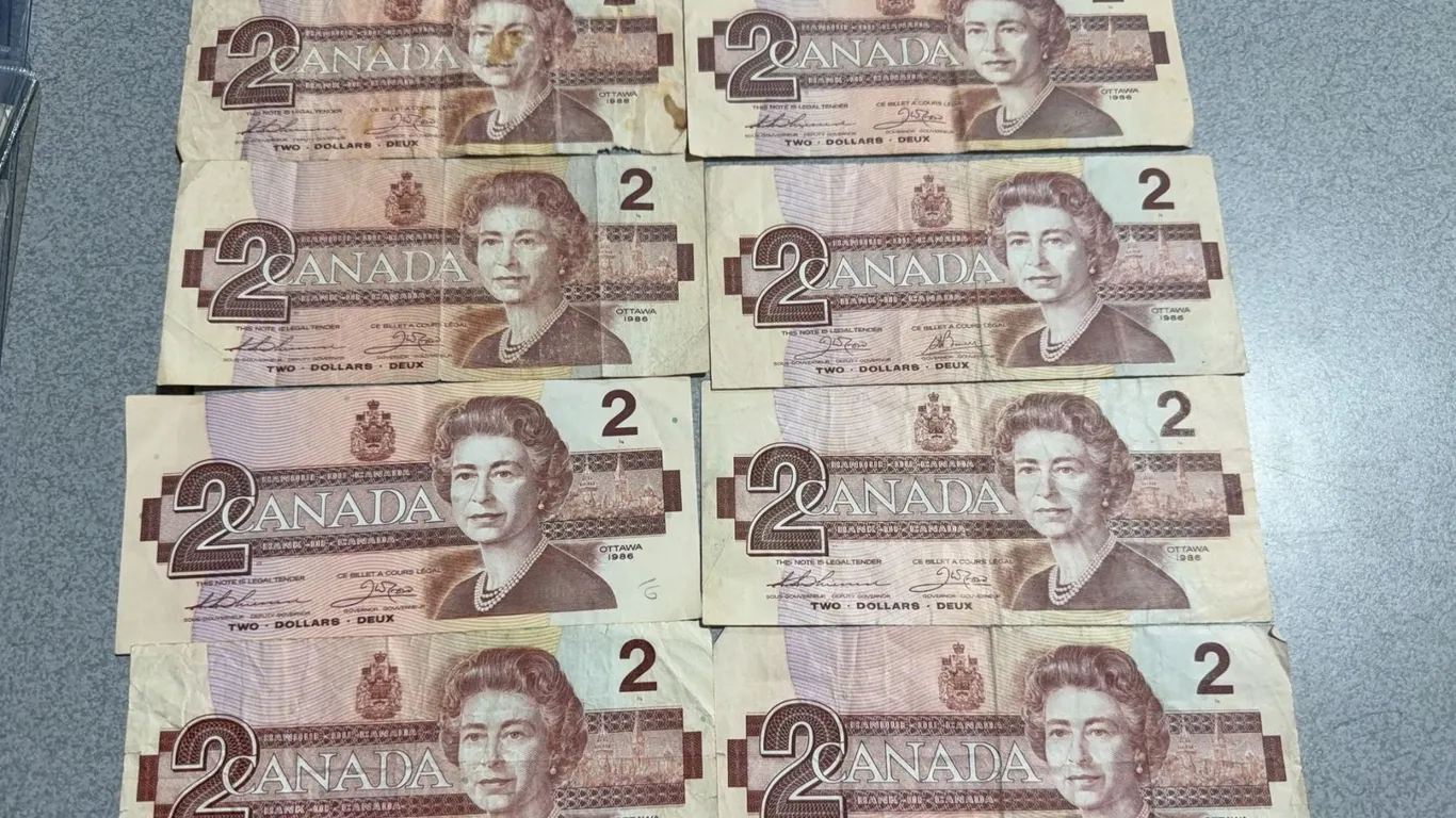 Eight 1986 Canada $2 Banknotes Queen Elizabeth II