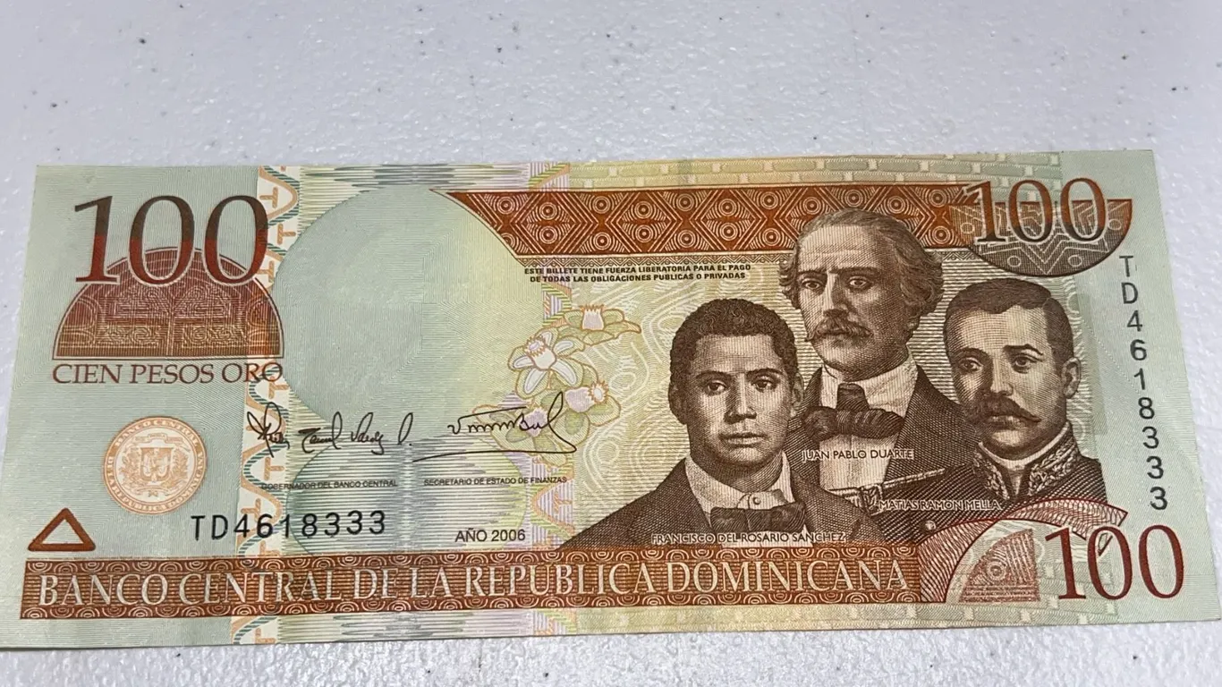 2005 Dominican Republic 100 Pesos Oro Banknote