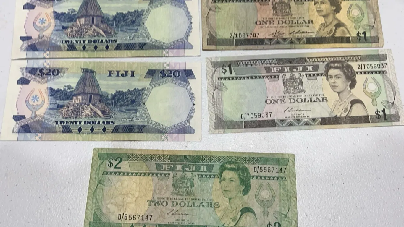 Fiji Banknote Lot – $1, $2, $20 (Queen Elizabeth II, 5 Notes)