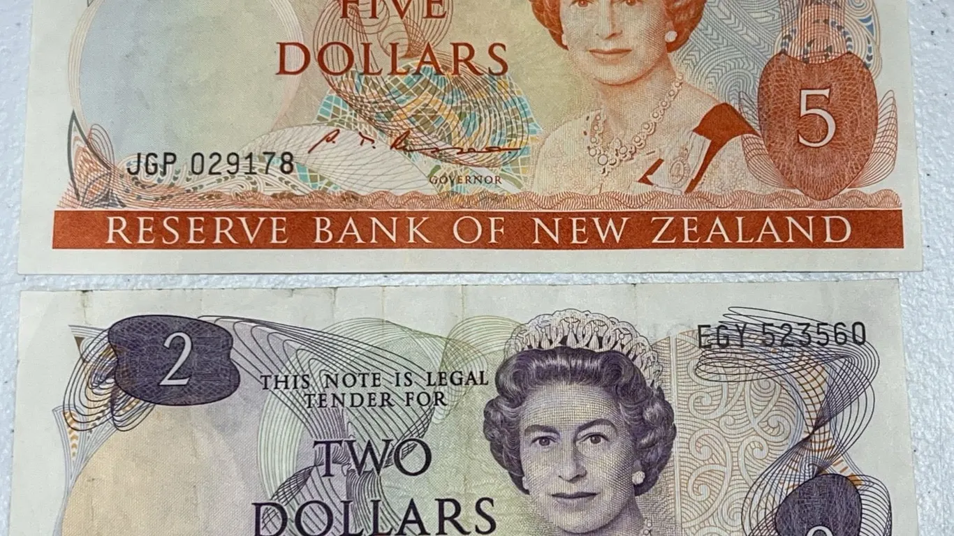 New Zealand $5 and $2 Reserve Bank Notes, Queen Elizabeth II