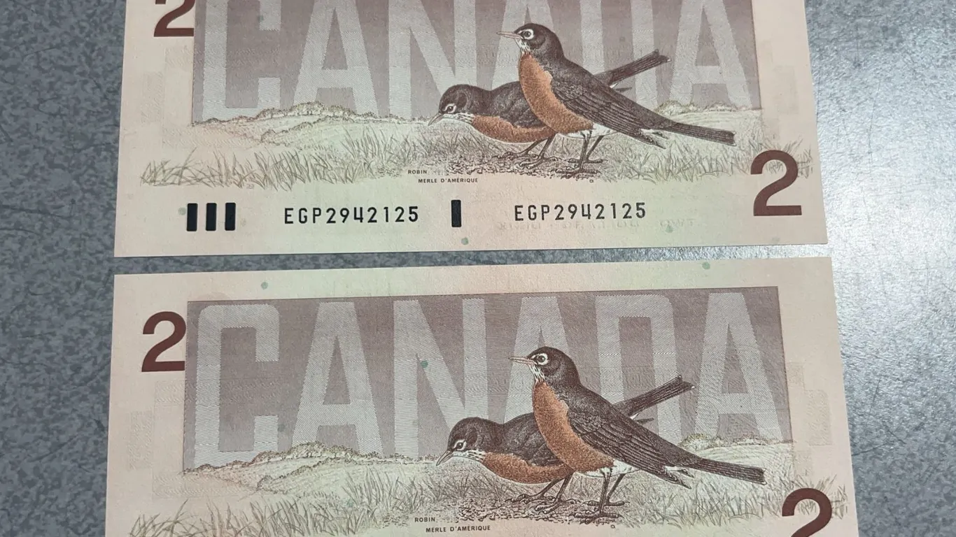 1986 $2 Canadian Banknotes Sequential EGP2942125 & EGP2942126