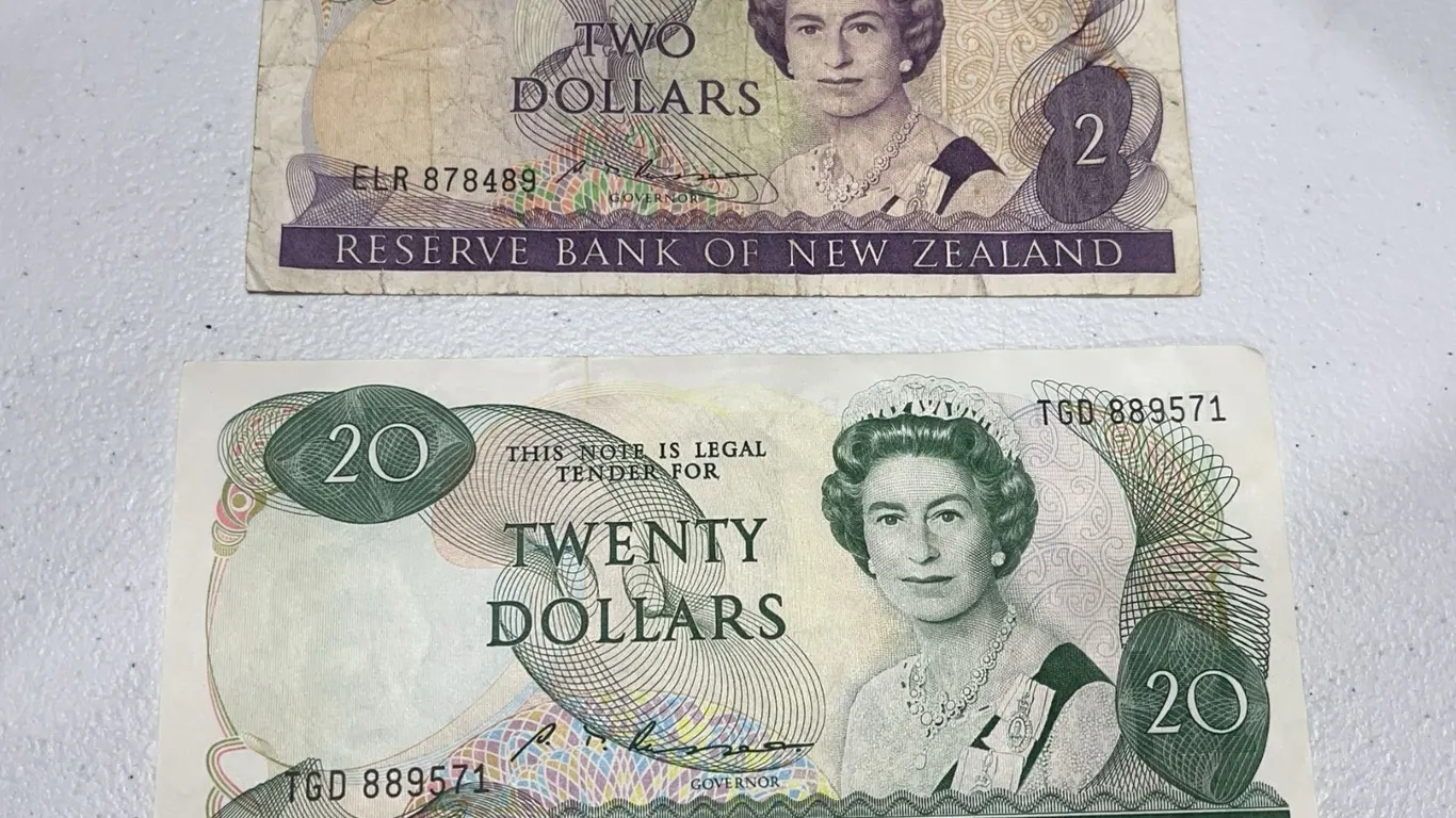 New Zealand 2 Dollar and 20 Dollar Banknotes, Queen Elizabeth II