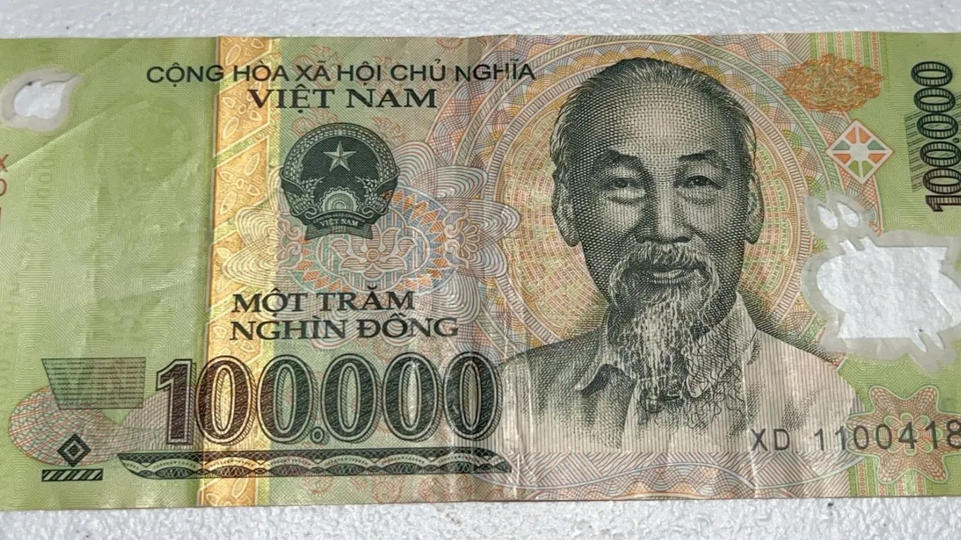 Vietnam 100,000 Dong Polymer Banknote – Ho Chi Minh
