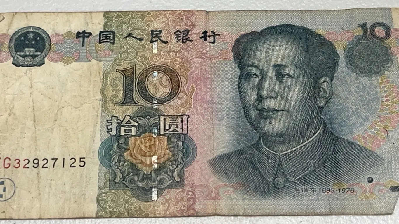 1999 China 10 Yuan Banknote with Mao Zedong