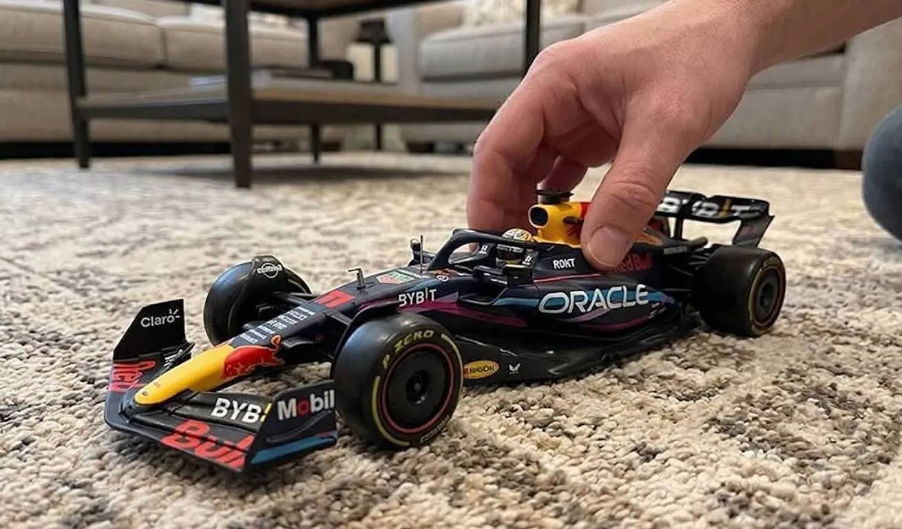 Bburago 1:18 Oracle Red Bull RB19 Model Car