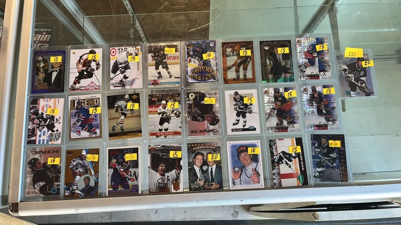 (25) ASSORTED WAYNE GRETZKY HOCKEY CARDS