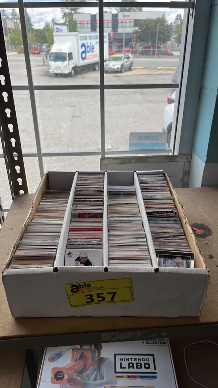 BOX OF ASSORTED HOCKEY TRADING CARDS
