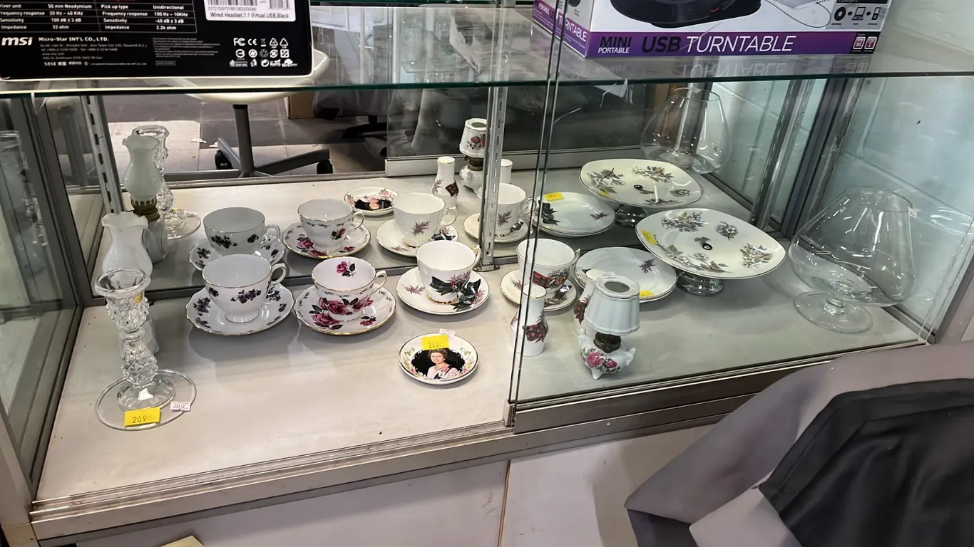SHELF OF ASSORTED CHINA & GLASSWARE: ROYAL GRAFTON, COLCLOUGH & MORE