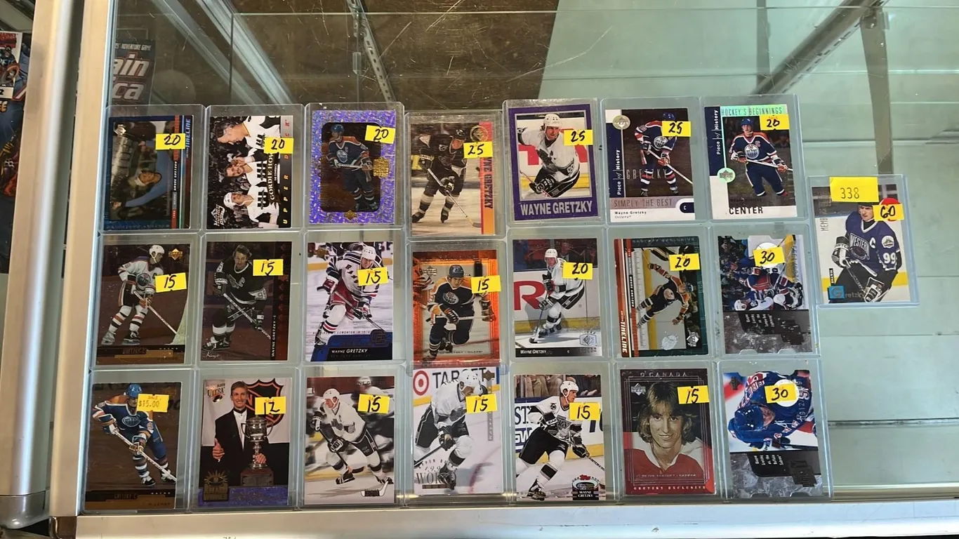 (22) ASSORTED WAYNE GRETZKY HOCKEY CARDS