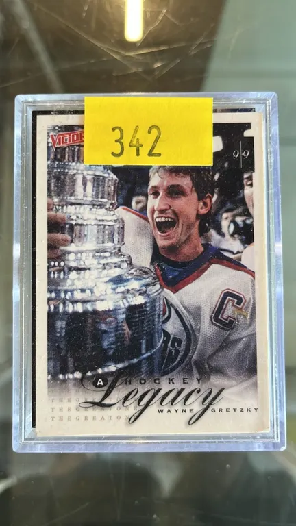 APPROXIMATELY 100 ASSORTED WAYNE GRETZKY HOCKEY CARDS