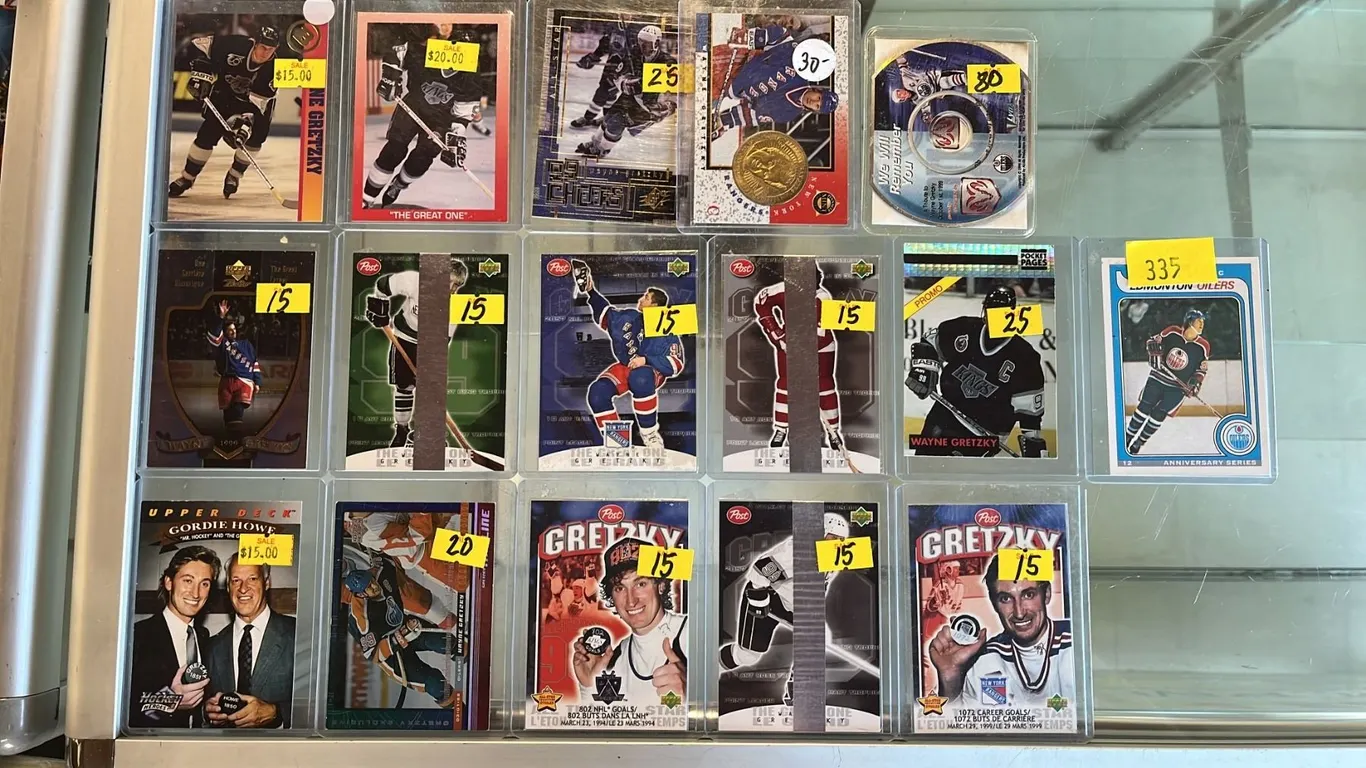 (16) ASSORTED WAYNE GRETZKY HOCKEY CARDS