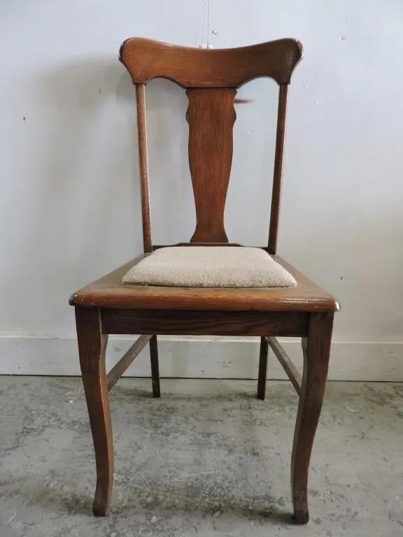 VINTAGE OAK SIDE CHAIR W/UPHOLSTERED PADDED SEAT