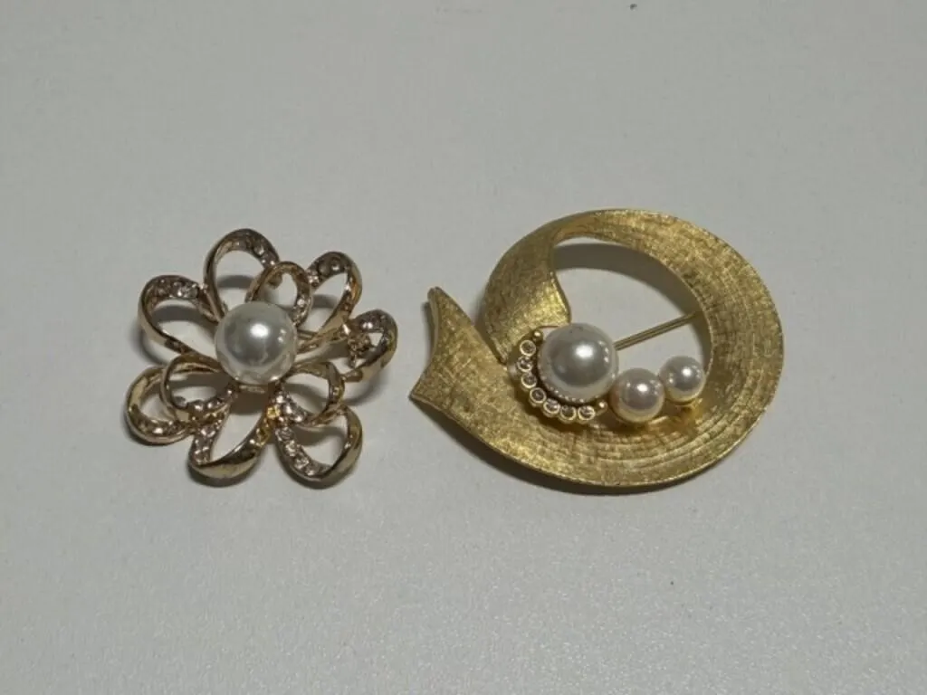 Pearls, rhinestones Gole tone Broches Pins, Round