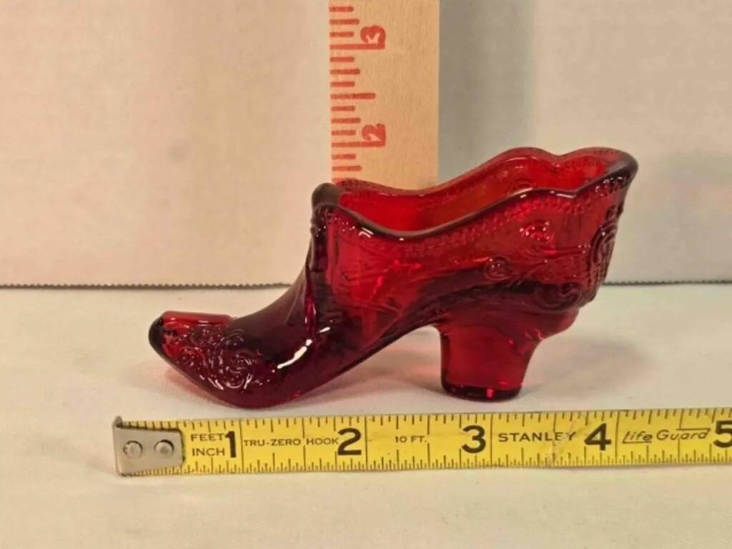 Ruby red glass slipper, 4�" long