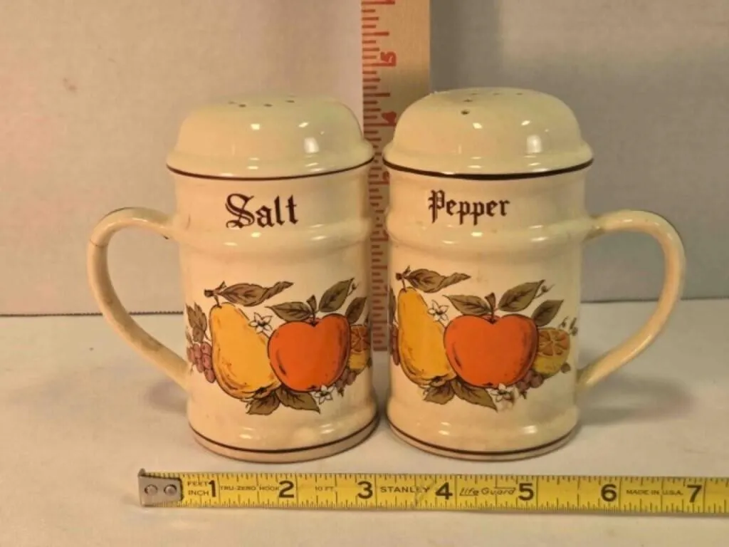 Crockery salt & pepper shakers, 4�" tall
