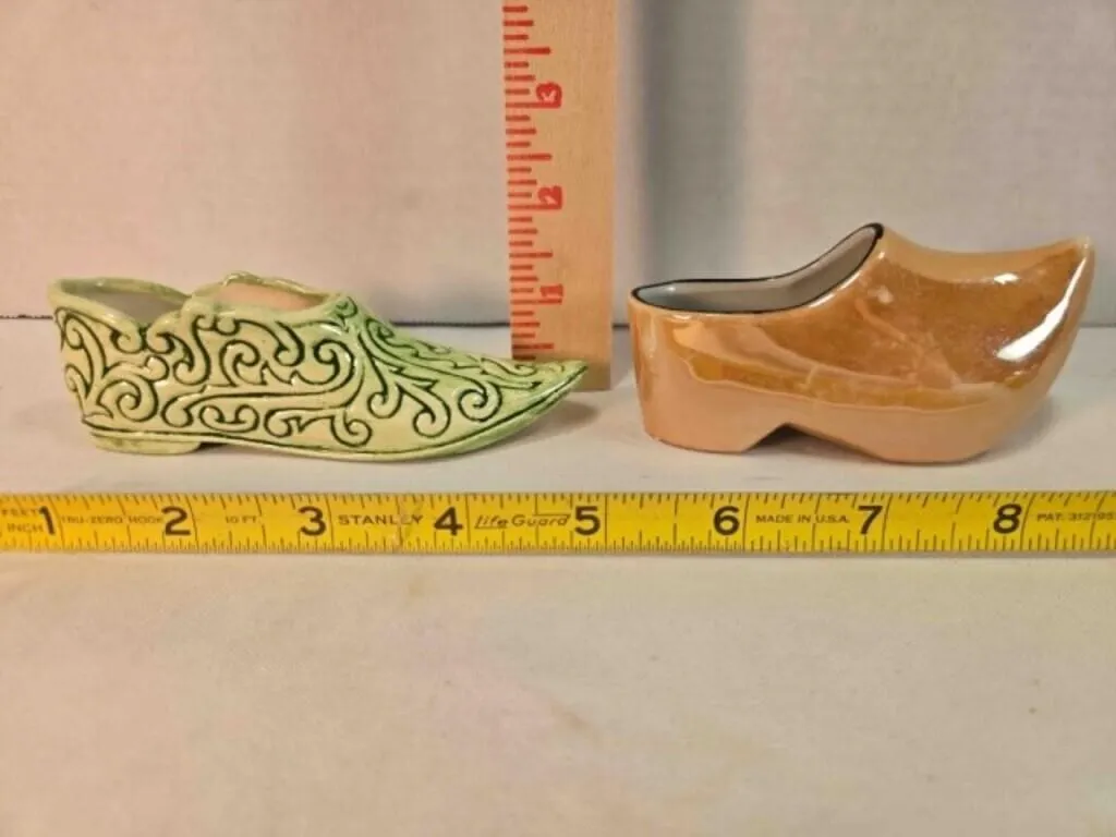 2 ceramic slippers; Green filigree pattern
