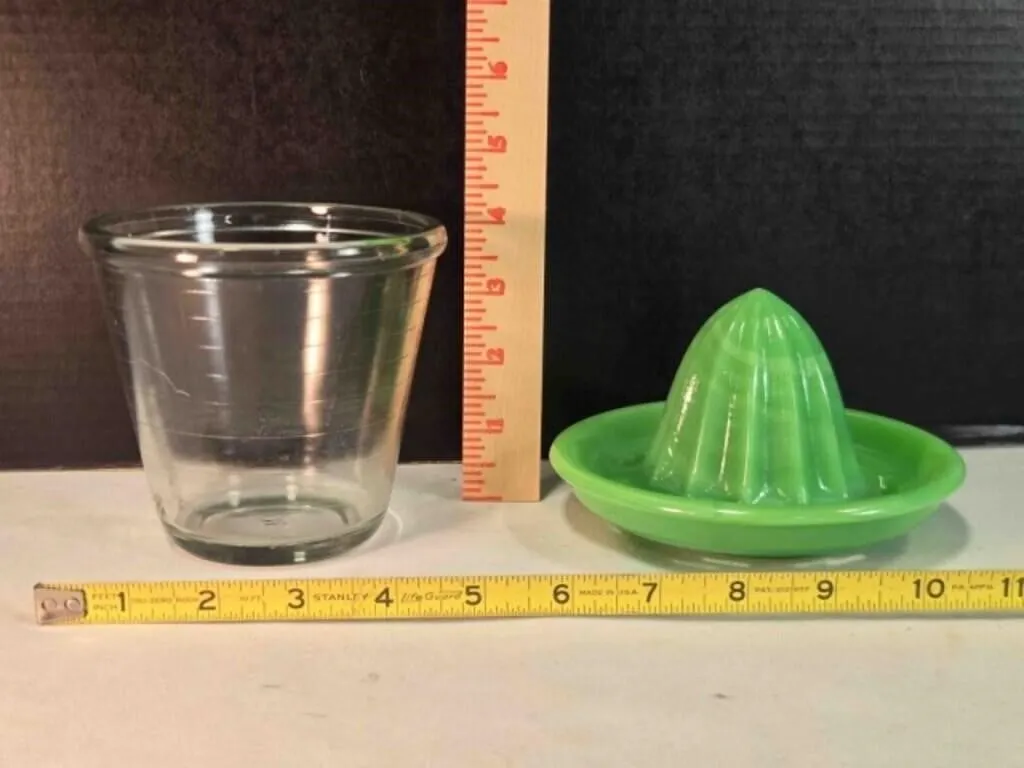 Glass juicer & 16 oz glass measuring cup