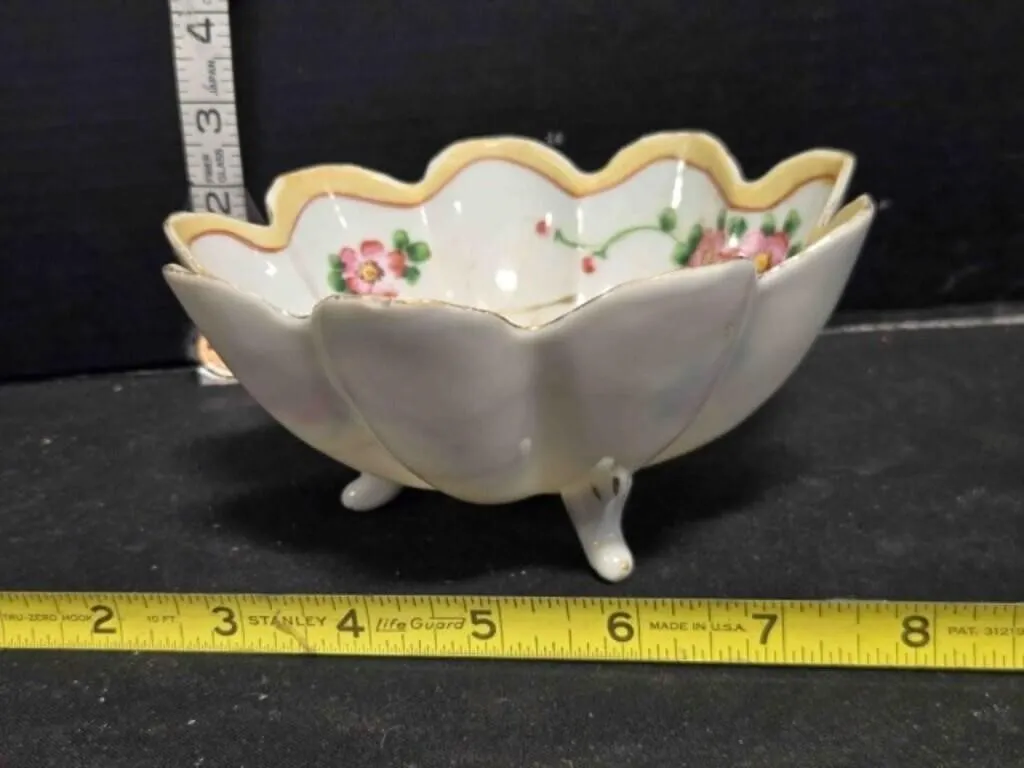 3 footed porcelain dish, 6" across