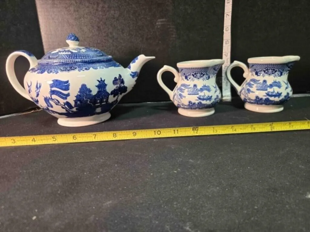 Churchill teapot & 2 creamers