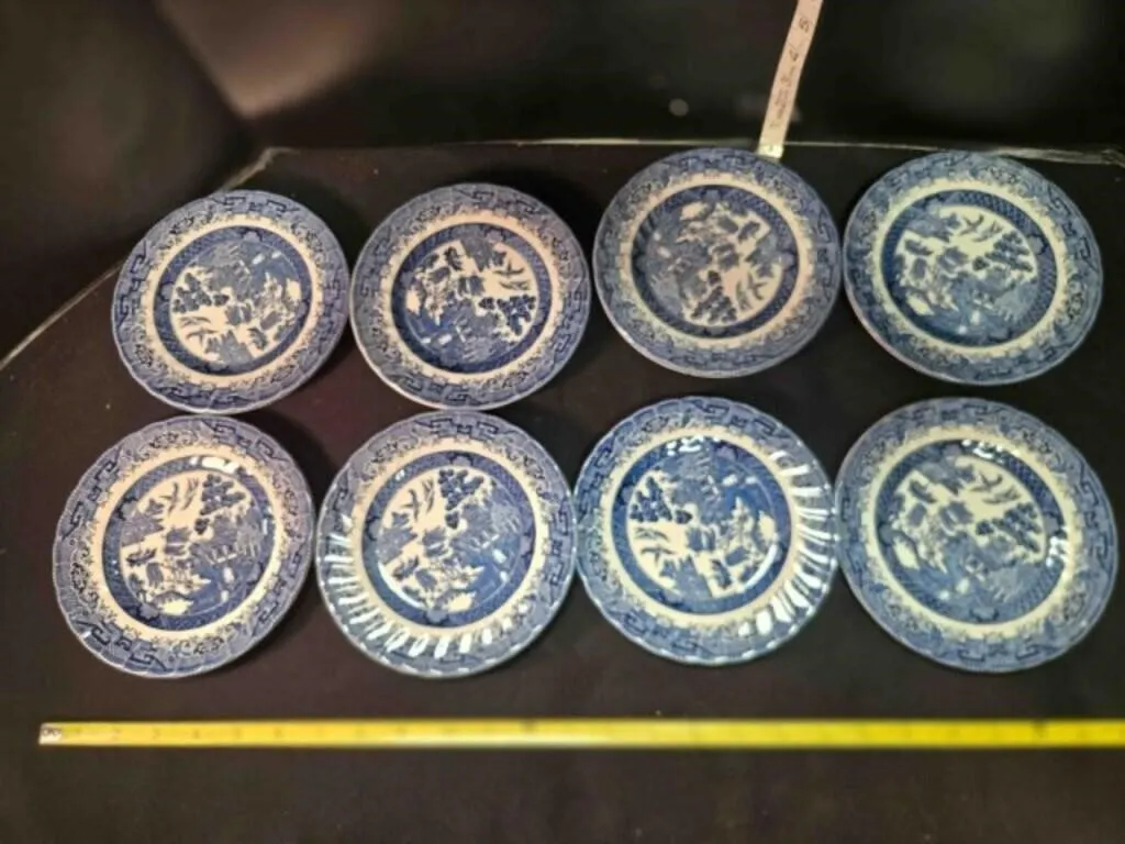 8 Churchill Royal Wessex saucers, 6�"