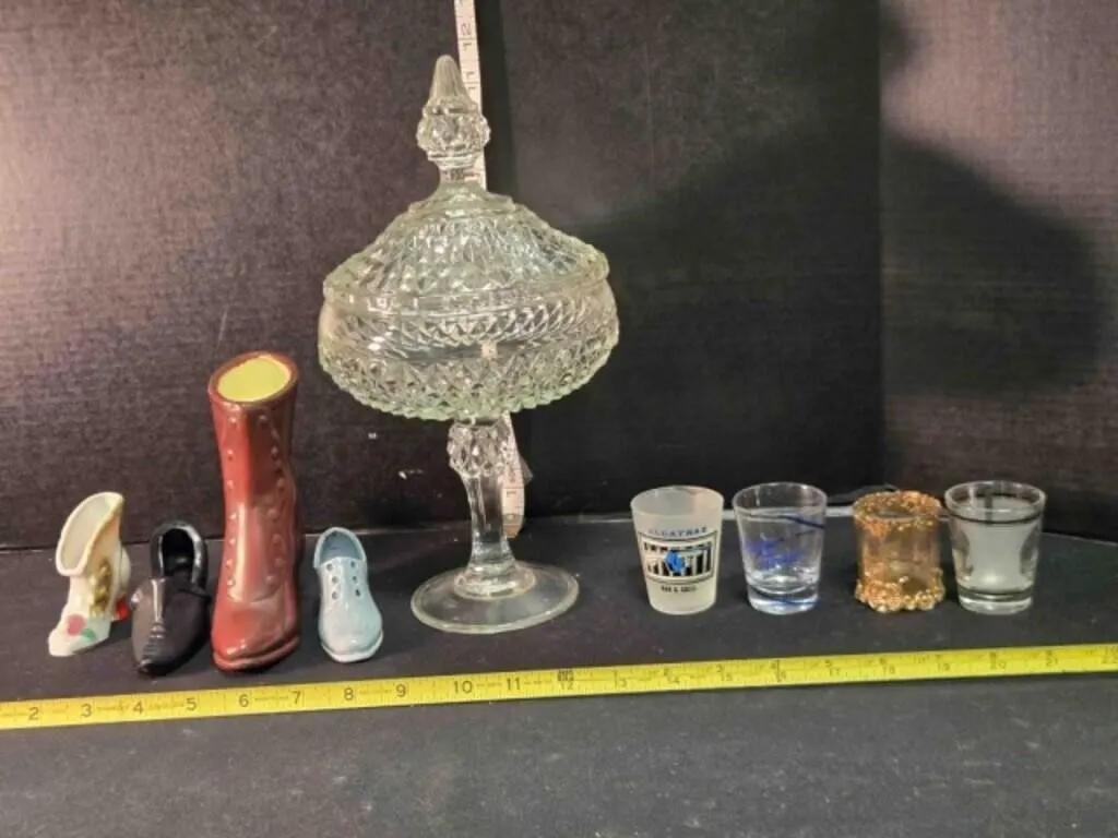 Pedestal bowl, 4 porcelain shoes, 4 shot glasses