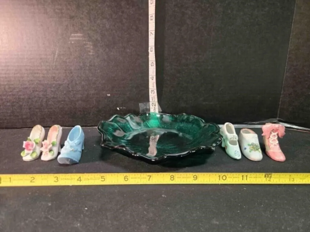 Green 7" glass plate; 6 porcelain shoes