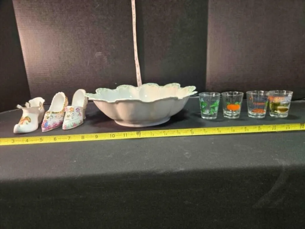 Decorative bowl, 3 porcelain shoes, shot glasses