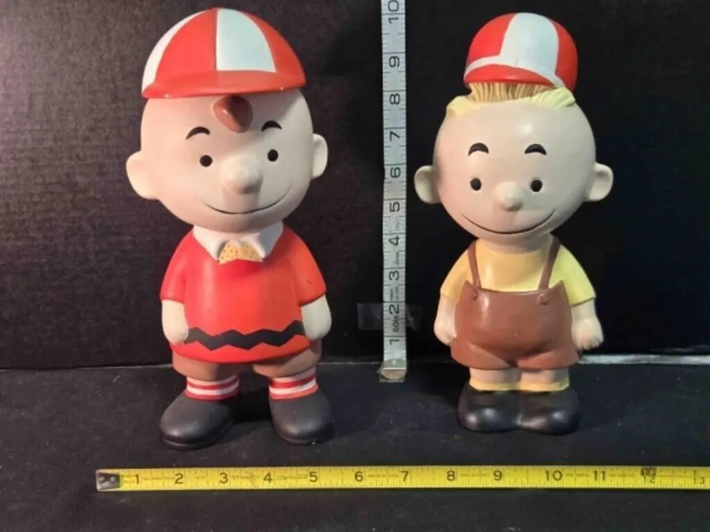 2 Peanuts characters, Charlie Brown 9�", 8�"
