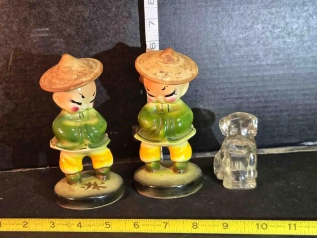 2 Asian figures (5�"), glass dog